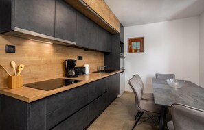 Kühlschrank, Mikrowelle, Herdplatte, Geschirrspüler