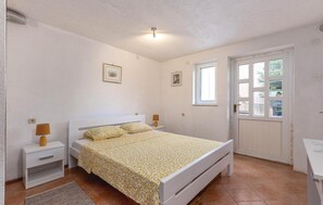 7 bedrooms, in-room safe, travel cot, free WiFi