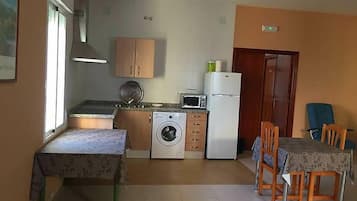 Een koelkast/vriezer, een oven, een kookplaat