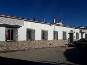 Front of property - Albergue Serradilla Monfrague - Hostel (Serradilla)