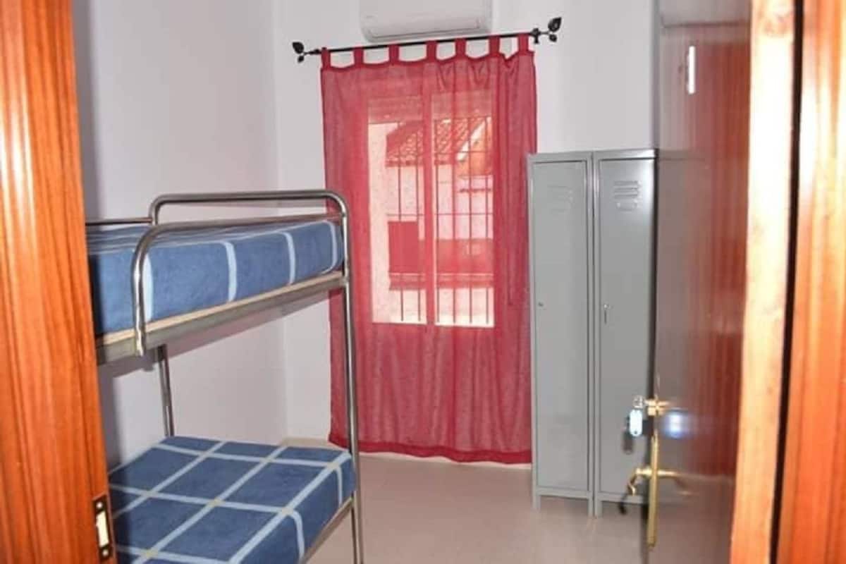 Chambre avec lits jumeaux, salle de bains commune