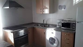 Twin kamer, gedeelde badkamer | Gemeenschappelijke keuken | Een koelkast/vriezer, een oven, een kookplaat