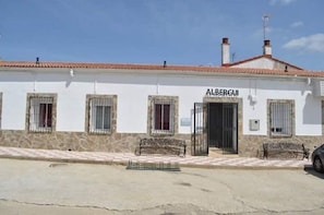 Front of property - Albergue Serradilla Monfrague - Hostel (Serradilla)