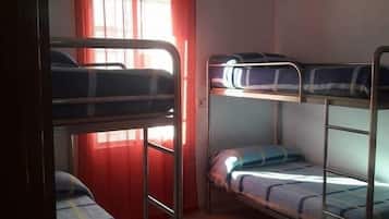 Chambre Quadruple, salle de bains commune | Wi-Fi gratuit, draps fournis