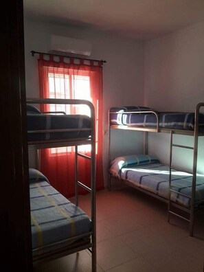 Chambre Quadruple, salle de bains commune