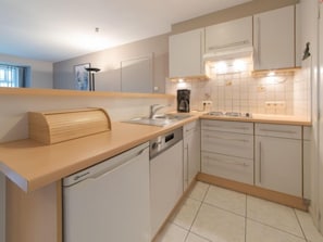 Réfrigérateur, micro-ondes, lave-vaisselle, chaise haute