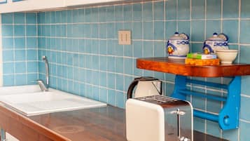 Fridge, stovetop, dishwasher, coffee/tea maker