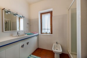 Regadera, bidet, toallas 