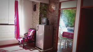 Departamento, varias camas | Área de sala de estar | Televisión 