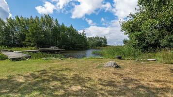 Un terrain de camping situé au bord de la rivière, équipé d’une table de pique-nique et d’une jetée en bois.