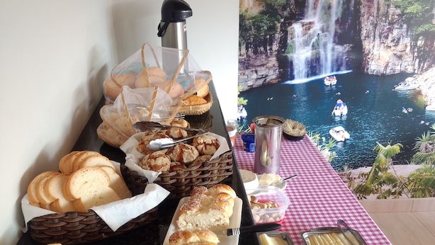Free daily buffet breakfast - Pousada Recanto do Lago (Capitólio)