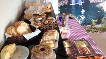 包含每日自助早餐