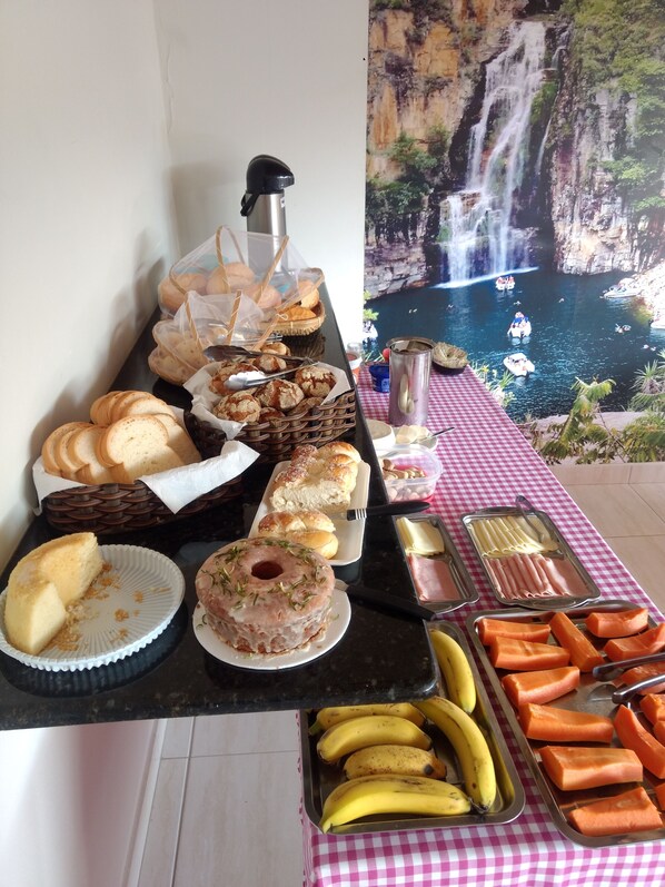 Café da manhã com buffet grátis todos os dias
