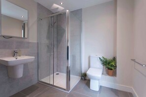 City House, 4 Bedrooms, City View | Bathroom | Combined shower/bathtub, free toiletries, hair dryer, towels
