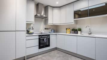 City House, 4 Bedrooms, City View | Private kitchen | Fridge, microwave, oven, stovetop