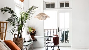 Une chambre à coucher avec un lit, un bureau et un balcon.