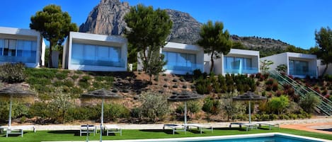 Una piscina al aire libre, tumbonas