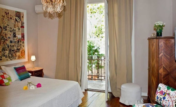 Habitación familiar | Decoración personalizada, muebles diferentes y cortinas blackout