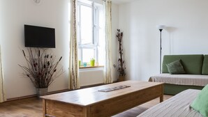 Studio – comfort (Bianca) | Oppholdsområde | En 32-tommers Flatskjerm-TV med Parabol-TV samt TV