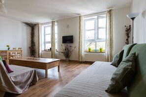 Comfort-studiolejlighed (Bianca) | Opholdsområde | 32-tommers fladskærms-tv med satellitkanaler, tv