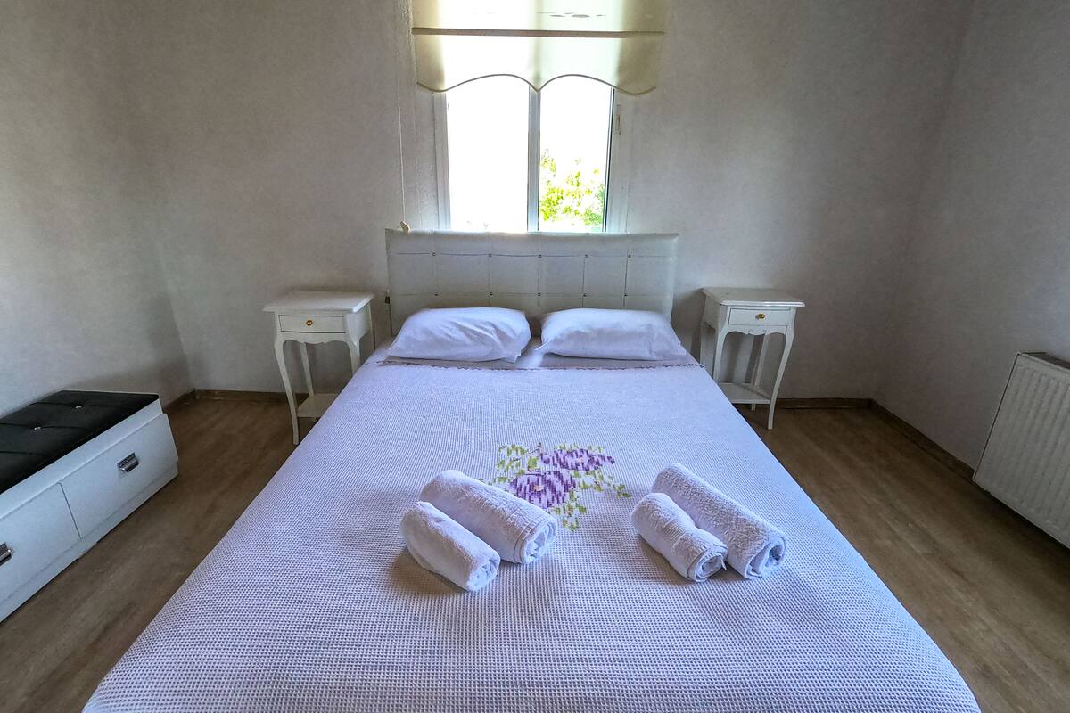 Deluxe Suite | Premium bedding, WiFi (free), individually decorated, bed sheets