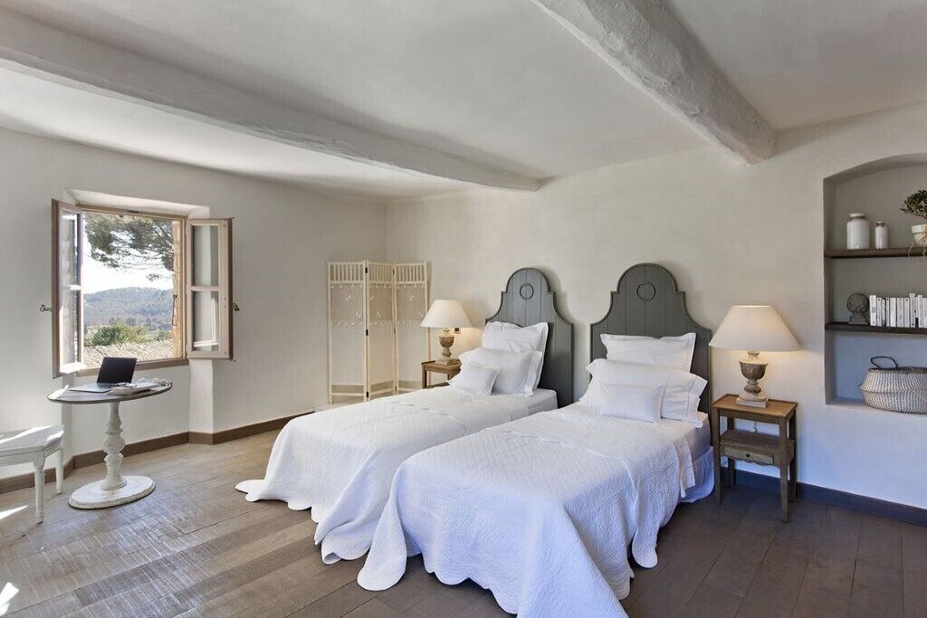 Equally gorgeous, ensuite bedroom 2 with stunning views (180cm or twin bed)