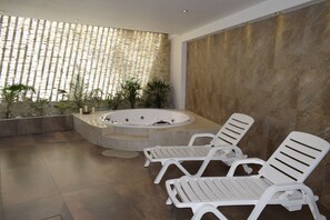 热水浴缸、湿蒸房、身体护理、水疗法、芳香疗法、瑞典式按摩