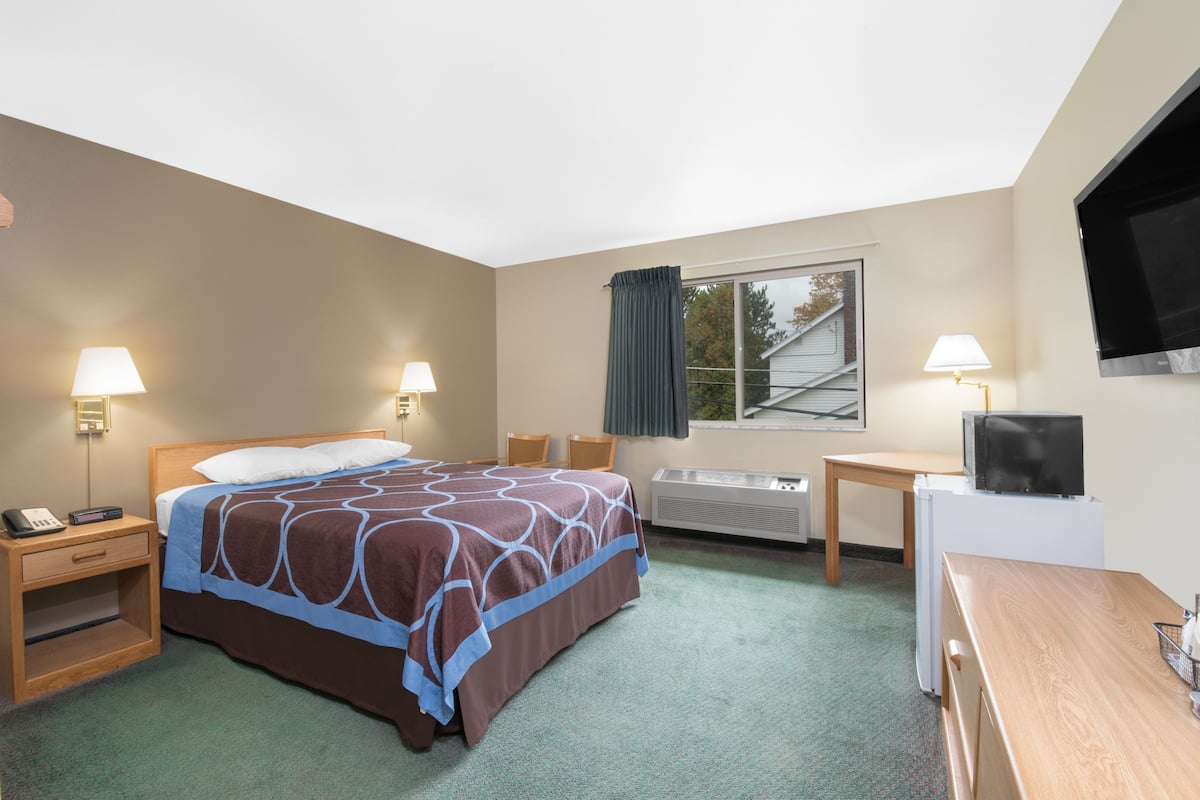 1 bedroom, desk, laptop workspace, blackout curtains