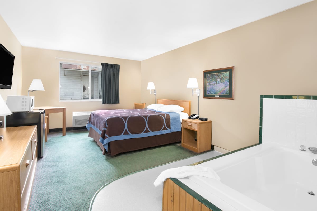 Suite, 1 Queen Bed, Jetted Tub