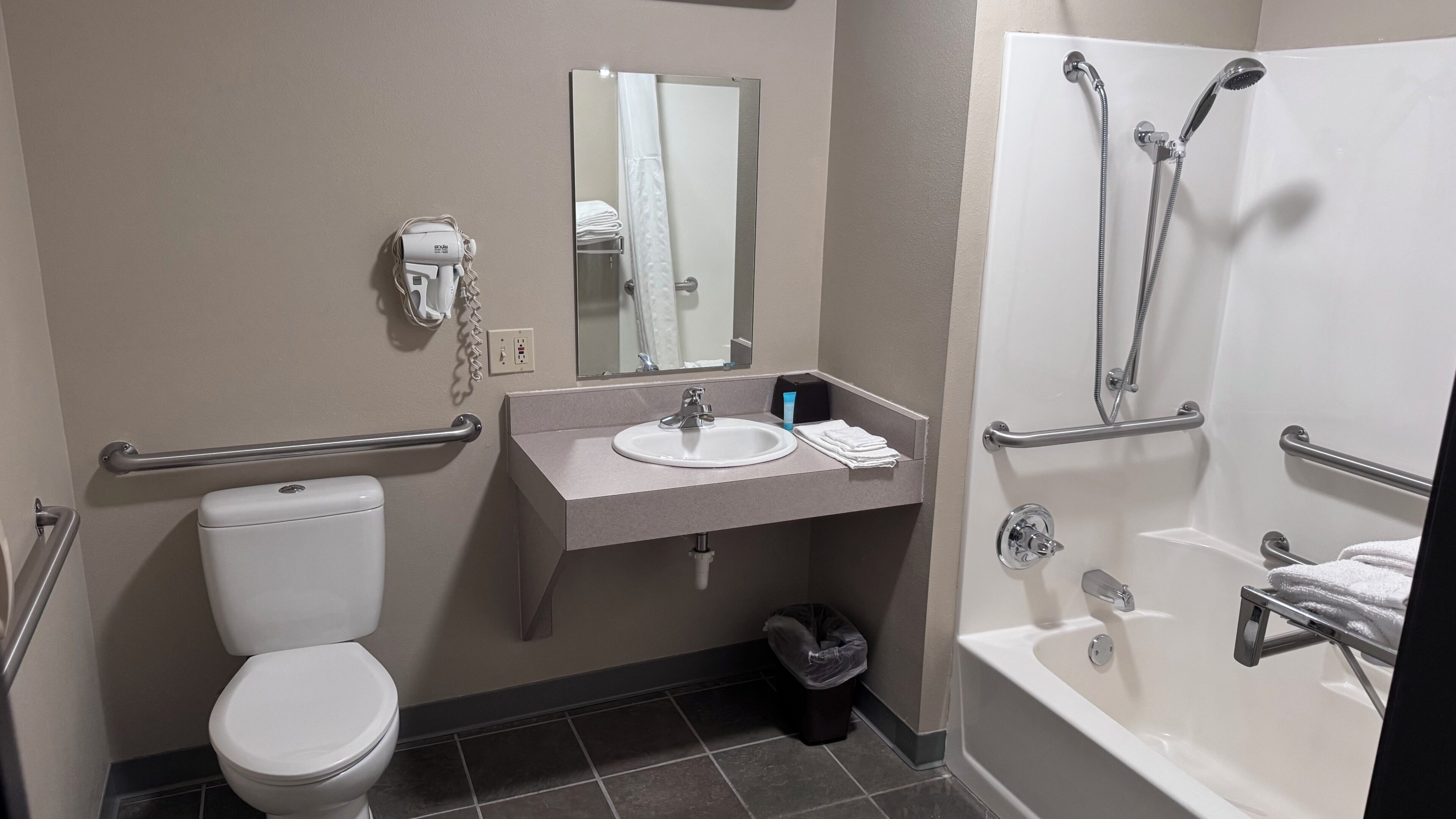 Habitación básica, 1 cama Queen size, con acceso para personas discapacitadas, para no fumadores | Baño | Secadora de cabello y toallas 