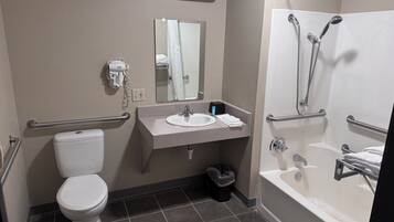 Habitación básica, 1 cama Queen size, con acceso para personas discapacitadas, para no fumadores | Baño | Secadora de cabello y toallas