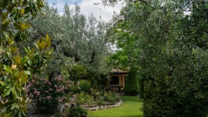A garden with a small building, surrounded by various plants and trees. - Olive Grove Sabina by Interhome (Castelnuovo di Farfa)