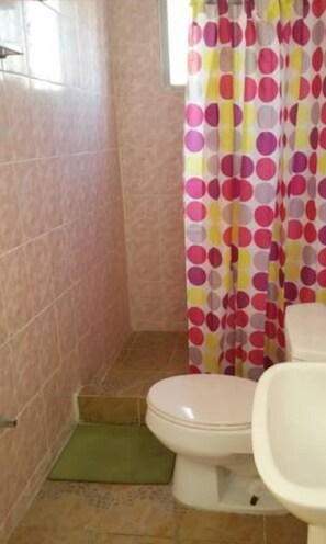 Shower, free toiletries, towels - Hotel Contadora (Saboga)
