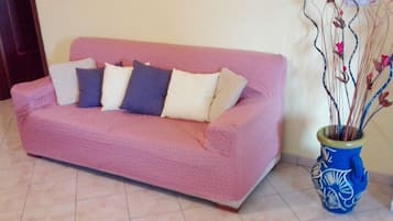 Camera doppia, vista mare | Area soggiorno | TV a schermo piatto 24 pollici con canali digitali, TV