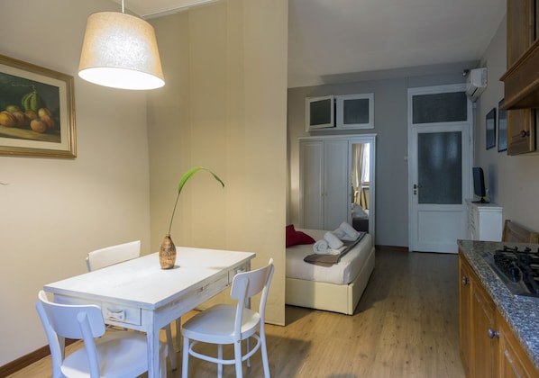 Studio | Repas dans la chambre