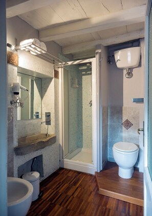 A bathroom with a shower, toilet, and sink. - Affittacamere nel Cuore di Firenze (Florence)