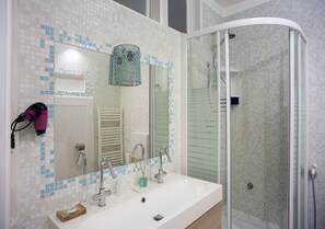 Monolocale | Bagno | Doccia, asciugacapelli, asciugamani, sapone