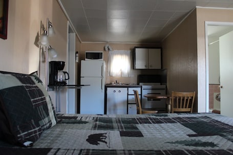 Blackout drapes, free WiFi, bed sheets