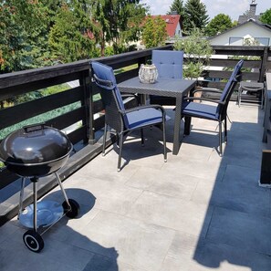 Outdoor dining - 85 m² apartment, outskirts - 3 rooms, kitchen, bathroom, 15 m² south-west balcony (Leipzig)