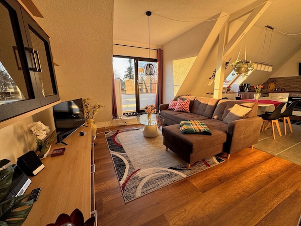 Fernseher, Bücher, Stereoanlage