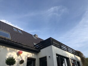 Exterior detail - 85 m² apartment, outskirts - 3 rooms, kitchen, bathroom, 15 m² south-west balcony (Leipzig)