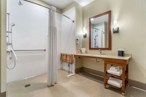 Quarto, 1 cama King, acessível, para não fumantes | Banheiro | Secador de cabelo, toalhas de banho