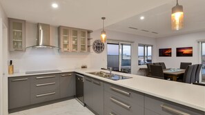Refrigerador, microondas y horno 