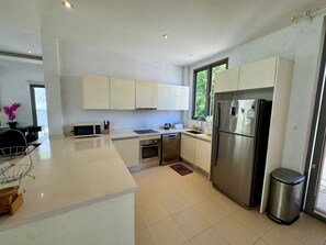 Fridge, microwave, coffee/tea maker, toaster - MIGUEL , wonderful modern villa private (Tambon Rawai)