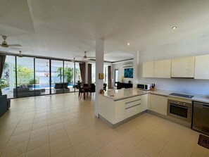 Fridge, microwave, coffee/tea maker, toaster - MIGUEL , wonderful modern villa private (Tambon Rawai)