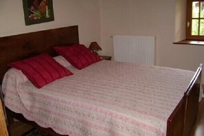 1 bedroom, iron/ironing board, WiFi, bed sheets - 18th century farmhouse, renovated, quiet, well equipped with garage and parking. (Dordogne)