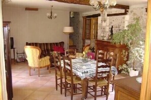 Interior - 18th century farmhouse, renovated, quiet, well equipped with garage and parking. (Dordogne)