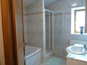 Badewanne, Haartrockner, Handtücher