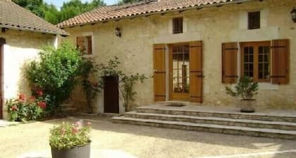 18th century farmhouse, renovated, quiet, well equipped with garage and parking.