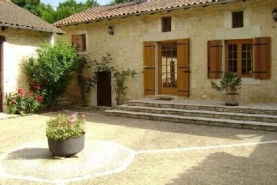 18th century farmhouse, renovated, quiet, well equipped with garage and parking.